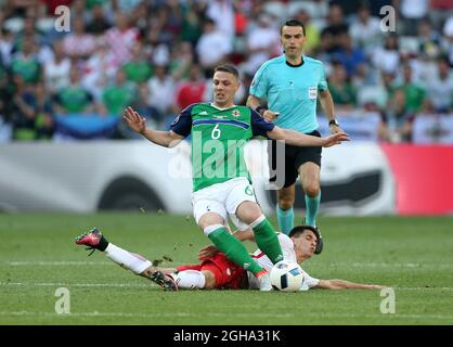 Bartosz Kapustka, in Polonia, fà urlo a Chris Baird dell'Irlanda del Nord durante la partita del Campionato europeo UEFA 2016 alla Riviera Allianz di Nizza. Data foto 12 giugno 2016 Pic David Klein/Sportimage via PA Images Foto Stock