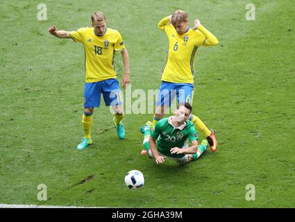 Il Wes Hoolahan della Repubblica d'Irlanda si trova sotto la sfida di Emil Forsberg in Svezia durante la partita del Campionato europeo UEFA 2016 allo Stade De France di Parigi. Data foto 13 giugno 2016 Pic David Klein/Sportimage via PA Images Foto Stock