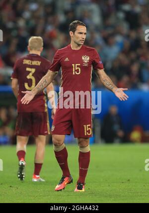 Shirokov romano in azione in Russia durante la partita del Campionato europeo UEFA 2016 allo Stade Pierre-Mauroy di Parigi. Data foto 15 giugno 2016 Pic David Klein/Sportimage via PA Images Foto Stock