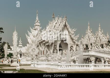 Chiang Rai, Thailandia - 16 febbraio 2020. Tempio bianco Wat Rong Khun nel nord Thailandia. Tempio buddista tailandese coperto con inserti di vetro. Turista asiatico Foto Stock