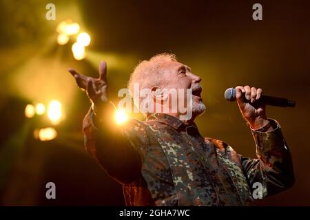 Il cantante Tom Jones si esibisce dal vivo al Telford 2021 Foto Stock