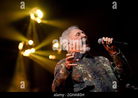 Il cantante Tom Jones si esibisce dal vivo al Telford 2021 Foto Stock