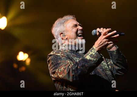 Il cantante Tom Jones sul palco si esibisce dal vivo al Telford 2021 Foto Stock