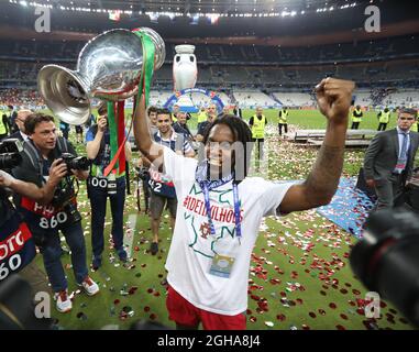 Renato Sanches del Portogallo festeggia con il trofeo durante la finale del Campionato europeo UEFA 2016 allo Stade de France di Parigi. Data foto 10 luglio 2016 Pic David Klein/Sportimage via PA Images Foto Stock