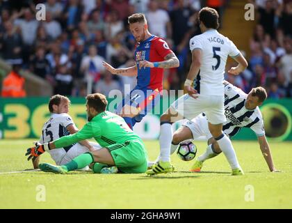 Il ben Foster e Jonny Evans di West Brom sono salvi dal Connor Wickham del Crystal Palace durante la partita della Premier League al Selhurst Park Stadium di Londra. Data foto 13 agosto 2016 Pic David Klein/Sportimage via PA Images Foto Stock