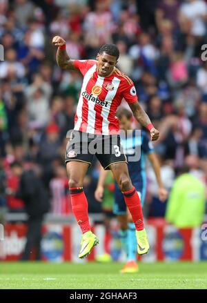 Patrick van Aanholt di Sunderland festeggia il punteggio durante la partita della Premier League allo Stadium of Light di Sunderland. Data foto: 21 agosto 2016. PIC Simon Bellis/Sportimage tramite immagini PA Foto Stock