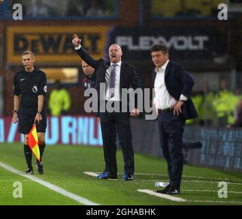 Il manager Sean Dyche di Burnley urla mentre la pioggia si abbassa durante la partita della Premier League al Turf Moor Stadium di Burnley. Data foto: 26 settembre 2016. PIC Simon Bellis/Sportimage tramite immagini PA Foto Stock