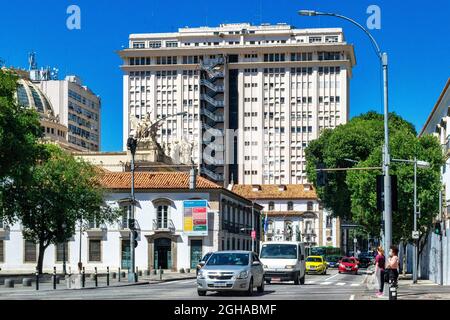 Traffico e architettura nel Boulevard Olimpico o Piazza 15 di novembre a Rio de Janeiro, Brasile Foto Stock