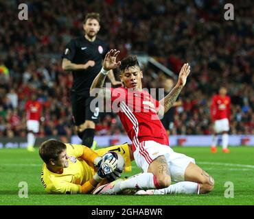 Marcos Rojo di Manchester United si scontra con Oleksiy Shevchenko del FC Zorya Luhansk durante la partita della UEFA Europa League all'Old Trafford Stadium di Manchester. Data foto: 29 settembre 2016. McNulty/Sportimage PIC Matt tramite immagini PA Foto Stock