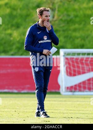 Il manager inglese Gareth Southgate sembra premuroso durante la sessione di allenamento al St George's Park di Burton. Data foto: 4 ottobre 2016. McNulty/Sportimage PIC Matt tramite immagini PA Foto Stock