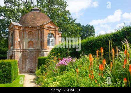 Inghilterra, Hampshire, il Vyne, Summer House & Garden Foto Stock