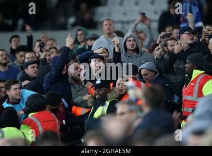 I combattimenti scoppiano tra gli appassionati di West Ham e Chelsea durante la partita della EFL Cup al London Stadium di Londra. Data foto 26 ottobre 2016 Pic David Klein/Sportimage via PA Images Foto Stock