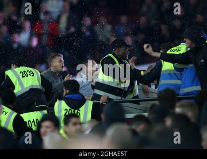 I combattimenti scoppiano tra gli appassionati di West Ham e Chelsea durante la partita della EFL Cup al London Stadium di Londra. Data foto 26 ottobre 2016 Pic David Klein/Sportimage via PA Images Foto Stock