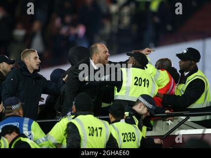 I combattimenti scoppiano tra gli appassionati di West Ham e Chelsea durante la partita della EFL Cup al London Stadium di Londra. Data foto 26 ottobre 2016 Pic David Klein/Sportimage via PA Images Foto Stock