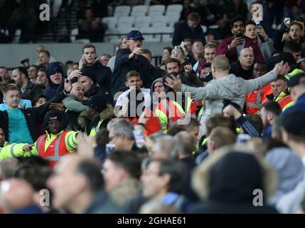 I combattimenti scoppiano tra gli appassionati di West Ham e Chelsea durante la partita della EFL Cup al London Stadium di Londra. Data foto 26 ottobre 2016 Pic David Klein/Sportimage via PA Images Foto Stock