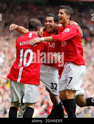 Carlos Tevez (centro) del Manchester United celebra il suo traguardo con Wayne Rooney (a sinistra) e Cristiano Ronaldo (a destra) Foto Stock