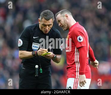 Wayne Rooney del Manchester United si lamenta di Andre Marriner dopo aver prenotato durante la partita della Premier League all'Old Trafford Stadium di Manchester. Data foto 19 novembre 2016 Pic David Klein/Sportimage via PA Images Foto Stock