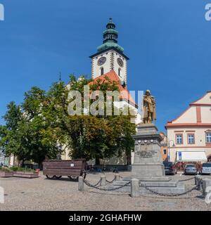 Piazza Zizka storica con il monumento Jan Zizka e la chiesa a Tabor, repubblica Ceca Foto Stock