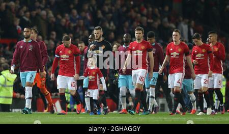 Wayne Rooney del Manchester United parla con la mascotte mentre guida le squadre durante la partita finale del quarto della Coppa di Lega Inglese all'Old Trafford Stadium di Manchester. Data foto: 30 novembre 2016. PIC Simon Bellis/Sportimage tramite immagini PA Foto Stock