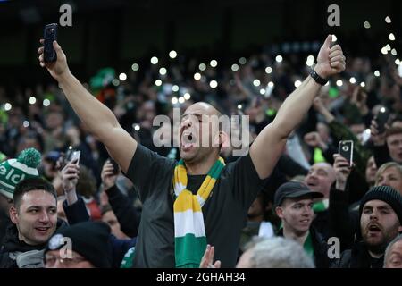 I tifosi celtici tengono un tributo ai leoni di Lisbona nel 67esimo minuto tenendo le luci sui loro telefoni durante la partita del Champions League Group C all'Etihad Stadium di Manchester. Data foto: 6 dicembre 2016. PIC Simon Bellis/Sportimage tramite immagini PA Foto Stock