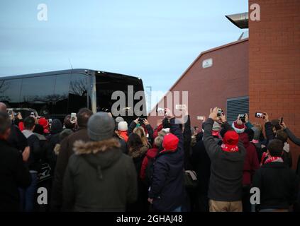 I tifosi di Liverpool scattano foto sul loro telefono sul bus di squadra che arriva durante la partita della Premier League all'Anfield Stadium di Liverpool. Data foto 27 dicembre 2016 Pic David Klein/Sportimage via PA Images Foto Stock