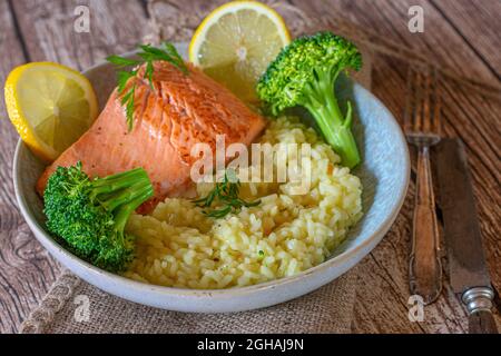Filetto di salmone con risotto e broccoli Foto Stock