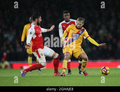 Olivier Giroud dell'Arsenal si è inviscato con Yohan Cabaye del Crystal Palace durante la partita della Premier League all'Emirates Stadium di Londra. Data foto 1 gennaio 2017 Pic David Klein/Sportimage via PA Images Foto Stock