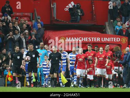 Wayne Rooney del Manchester United guida la squadra fuori durante la terza partita di fa Cup all'Old Trafford Stadium, Manchester. Data foto: 7 gennaio 2017. Il credito PIC dovrebbe essere: Simon Bellis/Sportimage via PA Images Foto Stock