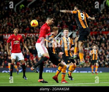 Chris Smalling del Manchester United sfida Abel Hernandez di Hull City durante la partita semifinale della EFL Cup al 1° stadio Old Trafford, Manchester. Data foto: 10 gennaio 2017. Il credito PIC deve essere: Matt McNulty/Spaltimage via PA Images Foto Stock