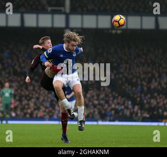 Kevin De Bruyne di Manchester City in azione con Tom Davies di Everton durante la partita della Premier League inglese al Goodison Park Stadium, Liverpool Data foto: 15 gennaio 2017. PIC Simon Bellis/Sportimage tramite immagini PA Foto Stock