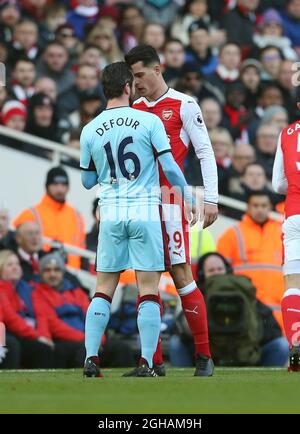 Granit Xhaka dell'Arsenal si scontra con Steven Defour di Burnley durante la partita della Premier League all'Emirates Stadium di Londra. Data foto 22 gennaio 2017 Pic David Klein/Sportimage via PA Images Foto Stock