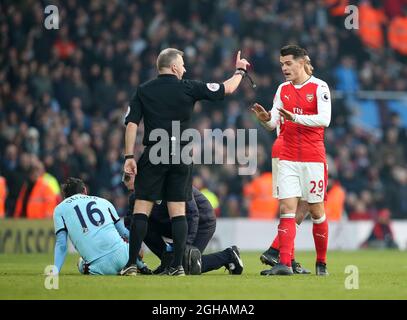 Il Granit Xhaka dell'Arsenal viene inviato per un tackle sullo Steven Defour di Burnley durante la partita della Premier League all'Emirates Stadium di Londra. Data foto 22 gennaio 2017 Pic David Klein/Sportimage via PA Images Foto Stock