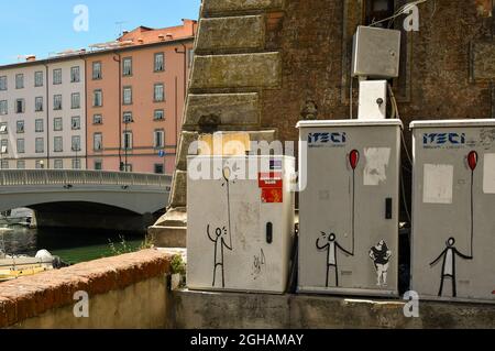 Street art by the artists Exit Enter e Laben su gas metri che si affacciano su un canale nel quartiere New Venice, Livorno, Toscana, Italia Foto Stock