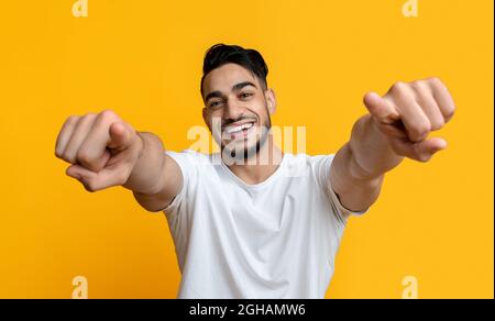 Carismatico medio-orientale barbuto ragazzo che indica alla macchina fotografica Foto Stock