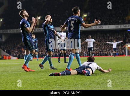 Tottenham's Heung-min Son viene calato per una penalità da Espinosa Bernardo di Middlesbrough durante la partita della Premier League al White Hart Stadium di Londra. Data foto 4 febbraio 2017 Pic David Klein/Sportimage via PA Images Foto Stock