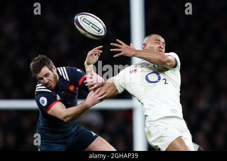 Jonathan Joseph in Inghilterra e Camille Lopez in Francia durante la partita RBS 6 Nations del 2017 al Twickenham Stadium di Londra. Data foto: 4 febbraio 2017. PIC Charlie Forgham-Bailey/Sportimage tramite immagini PA Foto Stock