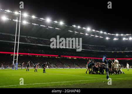 Inghilterra e Francia si impacchettano per una mischia sulla linea dei cinque metri durante la partita delle 6 Nazioni RBS del 2017 al Twickenham Stadium di Londra. Data foto: 4 febbraio 2017. PIC Charlie Forgham-Bailey/Sportimage tramite immagini PA Foto Stock