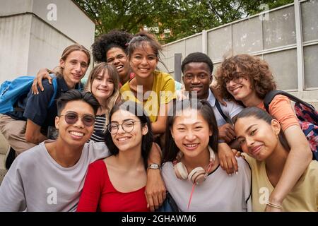 Selfie di un gruppo di studenti che guardano la telecamera sorridendo. Felice di tornare a scuola. Foto Stock