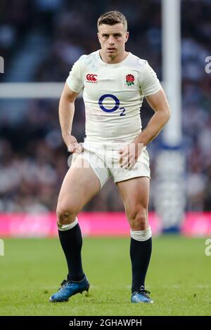 George Ford dell'Inghilterra durante la partita RBS 6 Nations del 2017 al Twickenham Stadium, Londra. Data foto: 4 febbraio 2017. PIC Charlie Forgham-Bailey/Sportimage tramite immagini PA Foto Stock