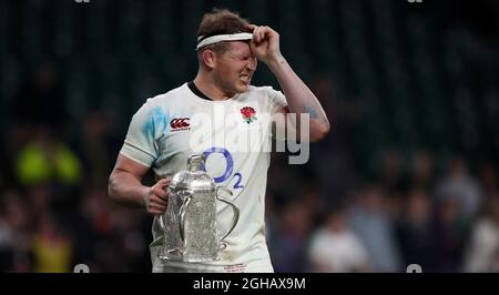 Dylan Hartley d'Inghilterra con la Calcutta Cup dopo la partita delle sei Nazioni al Twickenham Stadium di Londra. Data foto: 11 marzo 2017. Il credito fotografico dovrebbe essere: Lynne Cameron/Sportimage via PA Images Foto Stock