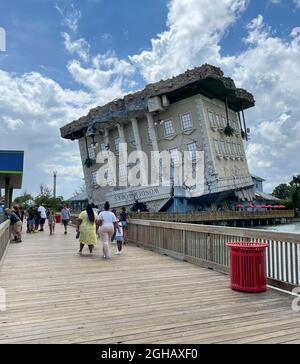 Myrtle Beach, SC / USA - 1 settembre 2021: Vista ravvicinata dell'attrazione WonderWorks con i visitatori di Broadway at the Beach a Myrtle Beach in estate Foto Stock