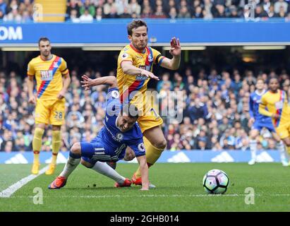 Il Pedro di Chelsea si inchina con Yohan Cabaye del Crystal Palace durante la partita della Premier League allo Stamford Bridge Stadium di Londra. Data foto: 1 Aprile 2017. Il credito PIC dovrebbe essere: David Klein/Sportimage via PA Images Foto Stock