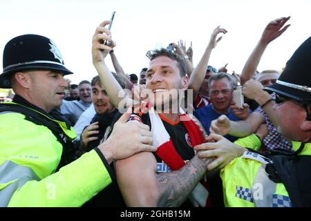 Il Billy Sharp di Sheffield United celebra la promozione durante la partita League One al Sixfields Stadium di Northampton. Data foto: 8 Aprile 2017. PIC David Klein/Sportimage tramite immagini PA Foto Stock