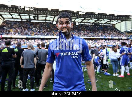 Diego Costa di Chelsea festeggia con la sua medaglia durante la partita della Premier League allo Stamford Bridge Stadium di Londra. Data foto: 18 maggio 2017. Il credito PIC dovrebbe essere: David Klein/Sportimage via PA Images Foto Stock
