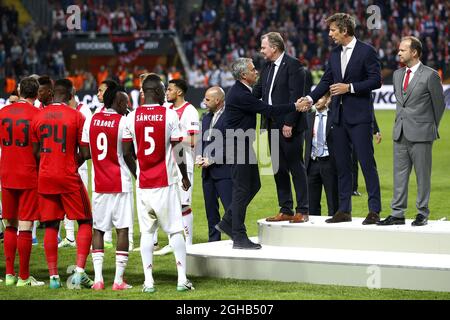 Il manager del Manchester United Jose Mourinho scrolla le mani con Edwin Van der SAR dopo la finale della UEFA Europa League alla Friends Arena di Stoccolma. Data foto: 24 maggio 2017. Il credito deve essere: Matt McNulty/Spaltimage via PA Images Foto Stock