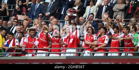 Alexis Sanchez dell'Arsenal guarda come i giocatori dell'Arsenal celebrano la vittoria della fa Cup durante la partita finale della fa Cup Emirates al Wembley Stadium di Londra. Data foto: 27 maggio 2017. Il credito dovrebbe essere: David Klein/Sportimage via PA Images Foto Stock