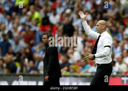 Il manager di lettura Jaap Stam si aggreda davanti al manager di Huddersfield Town David Wagner durante la partita finale del campionato SkyBet al Wembley Stadium, Inghilterra. Data immagine: 29 maggio 2017. Il credito immagine deve essere: Matt McNulty/Spaltimage via PA Images Foto Stock