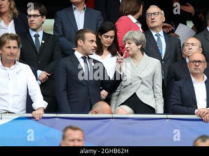 Emmanuel Macron in Francia con il primo ministro inglese Theresa May durante la partita amichevole allo Stadio Stade De France, Parigi Foto data 13 giugno 2017. Il credito dovrebbe essere: David Klein/Sportimage via PA Images Foto Stock