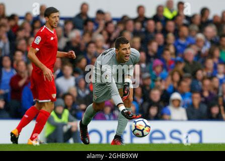 David Soria di Siviglia durante la partita pre-stagione al Goodison Park Stadium, Liverpool. Data foto 6 agosto 2017. Il credito d'immagine dovrebbe leggere: Paul Thomas/Sportimage via PA Images Foto Stock