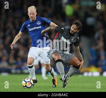 Davy Klaassen di Everton si schiava con Savvas Gentsoglou di Hajduk Split durante la partita di qualificazione dell'Europa League al Goodison Park Stadium di Liverpool. Data foto: 17 agosto 2017. Il credito dovrebbe essere: David Klein/Sportimage via PA Images Foto Stock